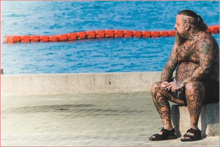 мужчина, делает, первые, шаги